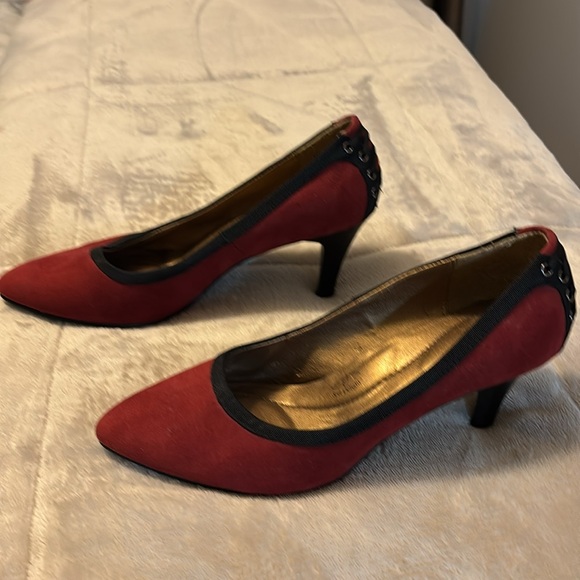 Sexy red lace back heels with black piping around shoe. - Picture 3 of 7